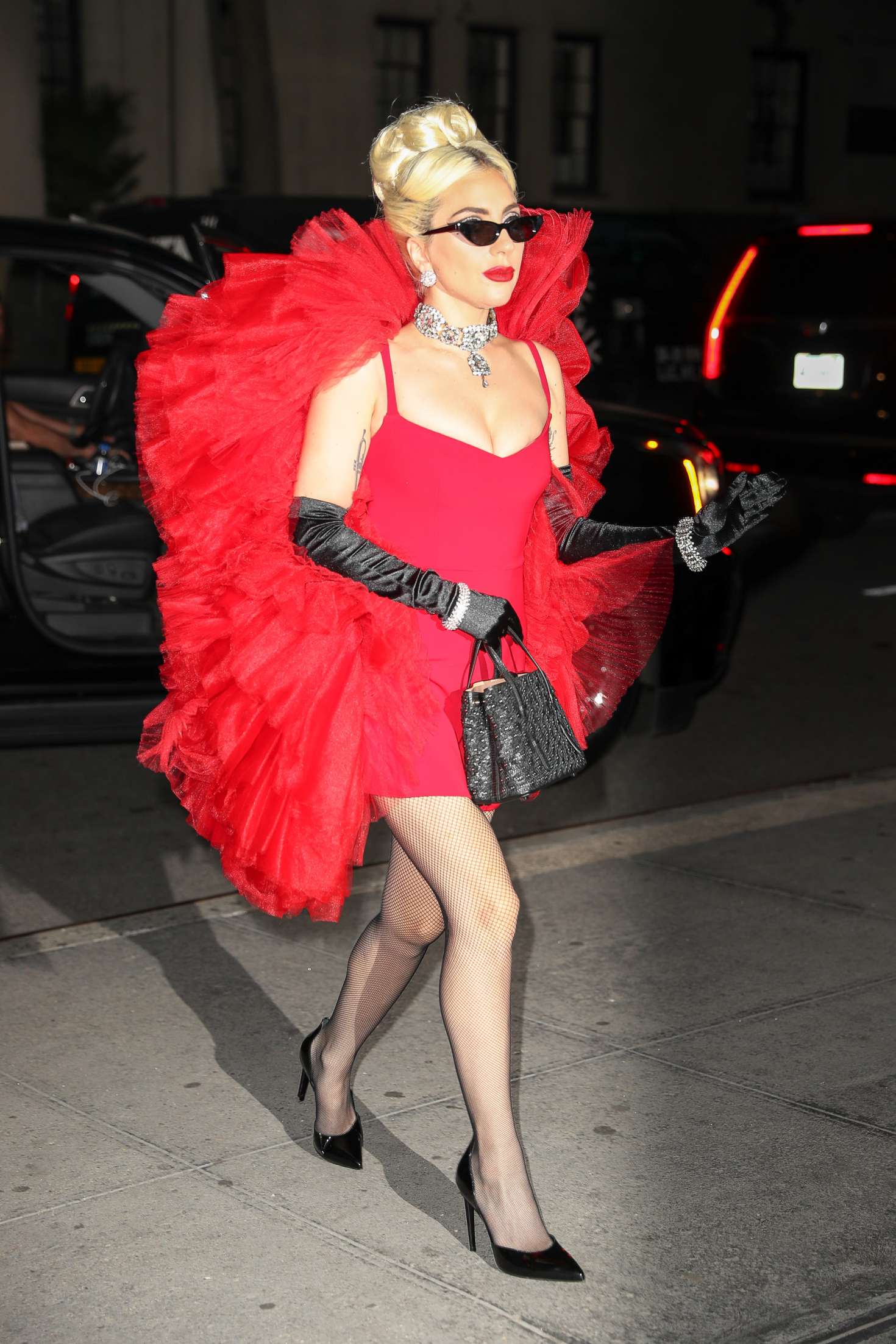 Образы леди гаги. Леди Гага образы. Леди Гага одежда. Кристиан Сириано леди Гага. Леди Гага культовые образы.