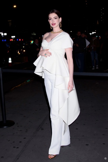 Anne Hathaway in Oscar de la Renta Spring 2020-14